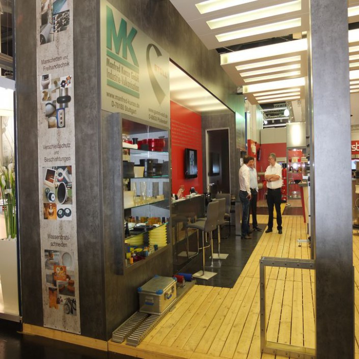 Messestand mit Rimadesio Türen, Holzboden, Cattelan italia Barhockern, Lichteffekten
